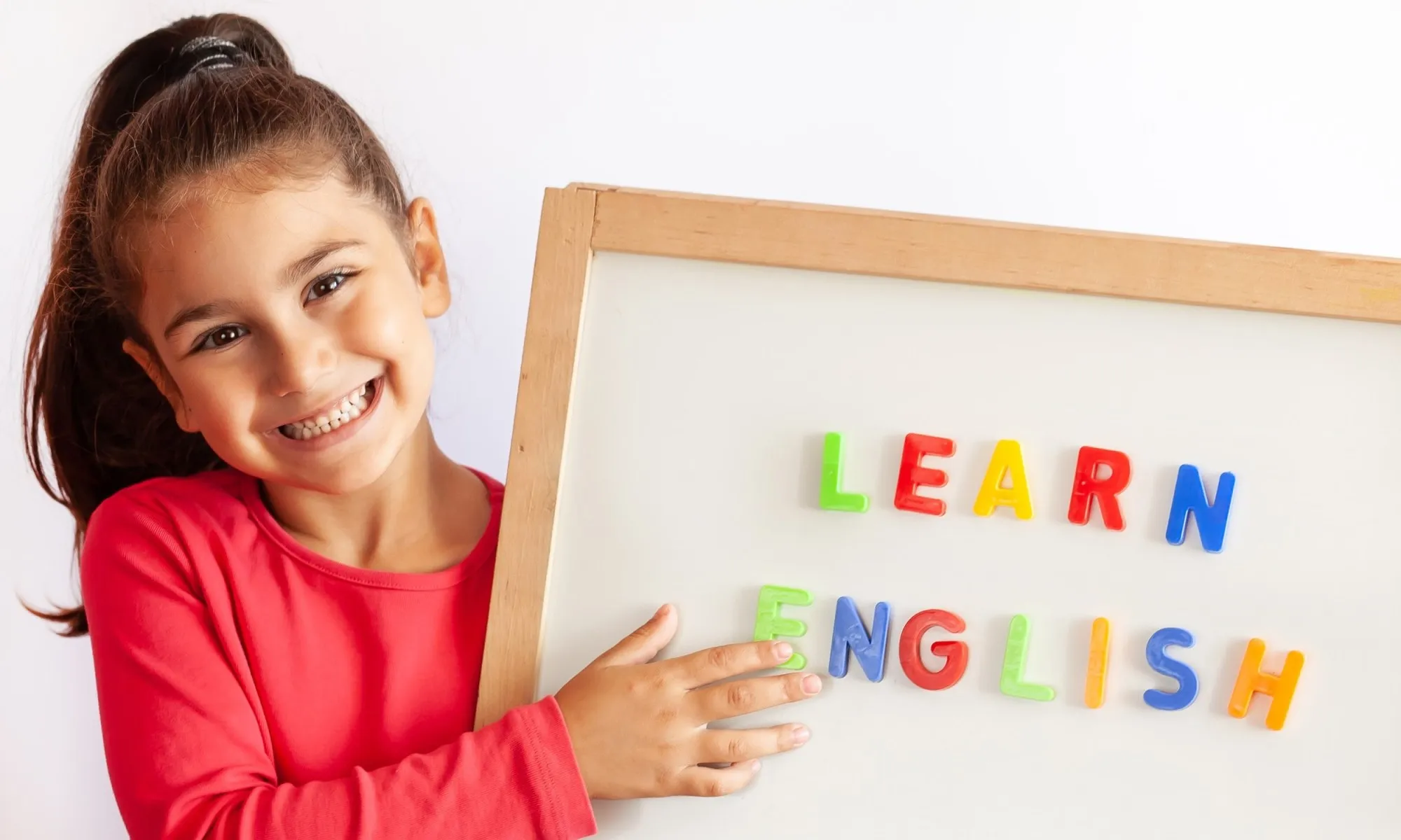 Niña aprendiendo los miembros de la familia en inglés