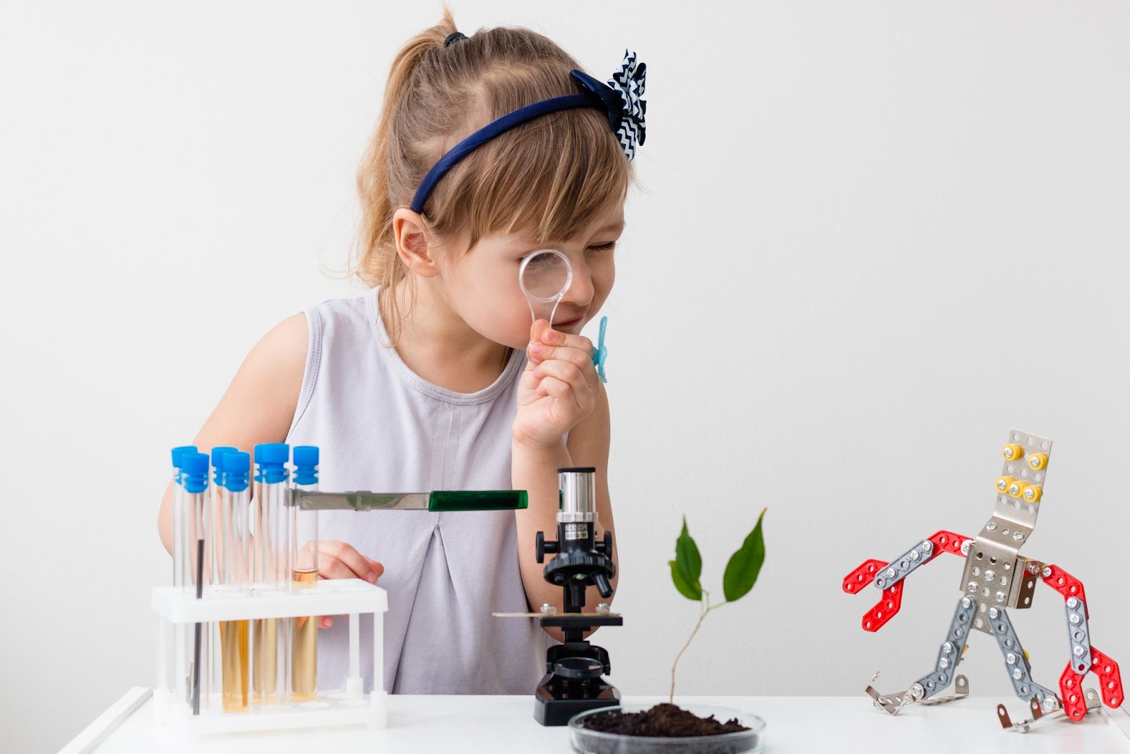 Una niña haciendo experimentos STEM
