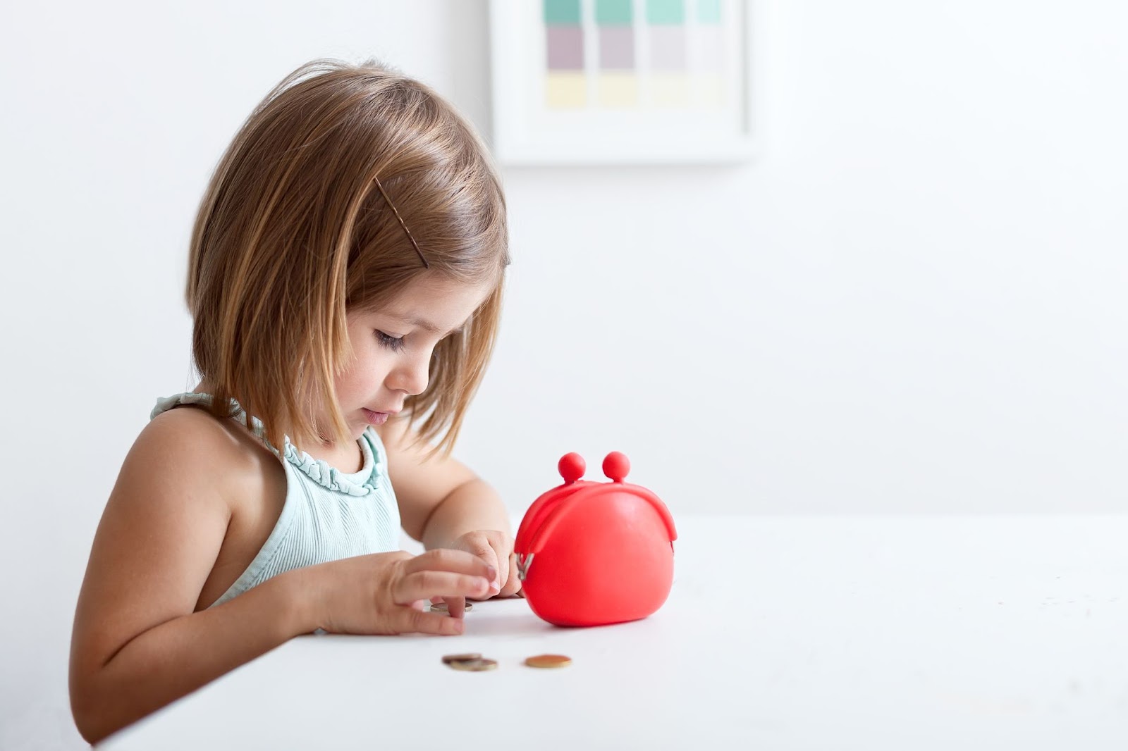 una niña contando monedas concepto educación financiera