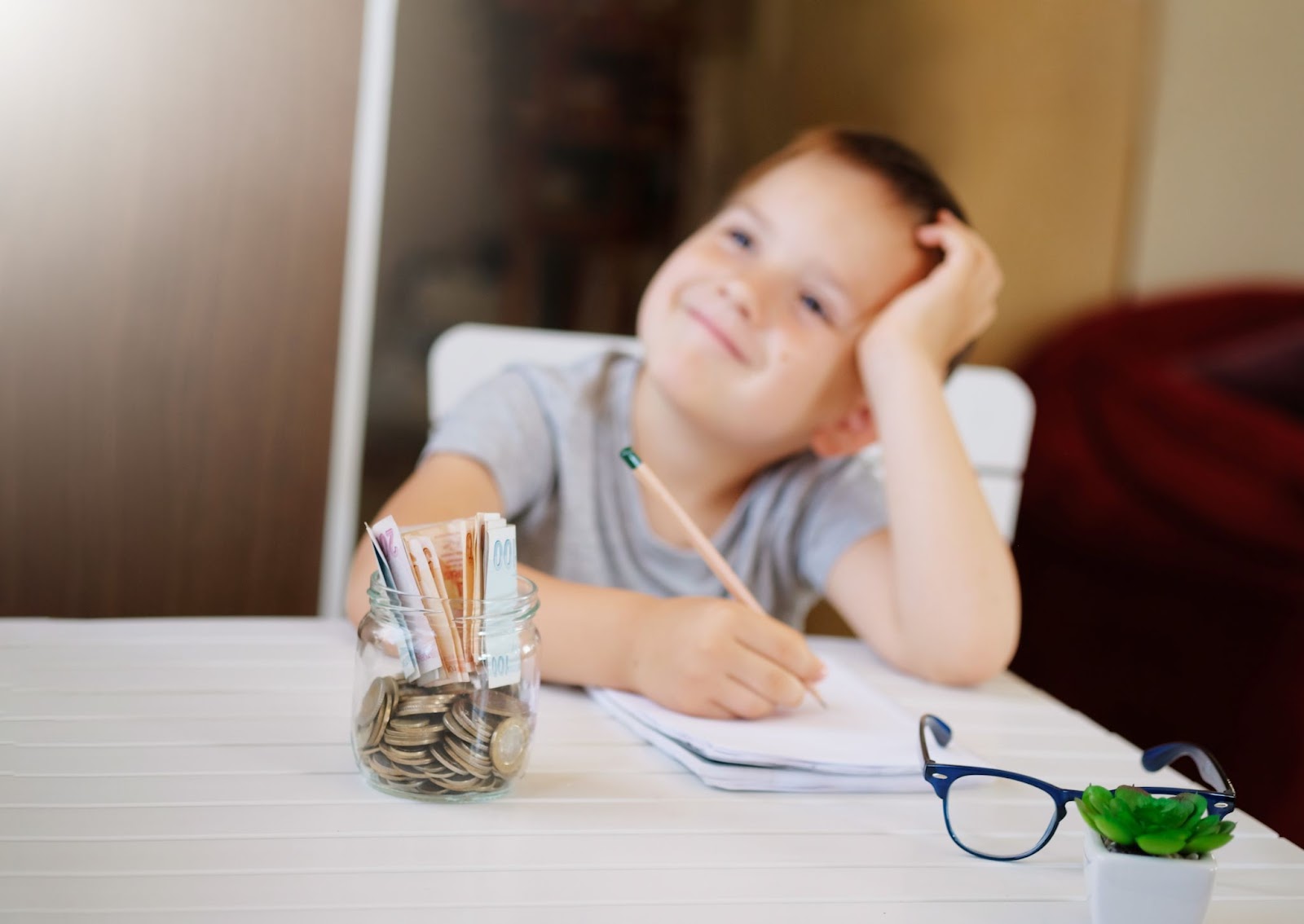 Un niño ahorrando dinero concepto finanzas para niños