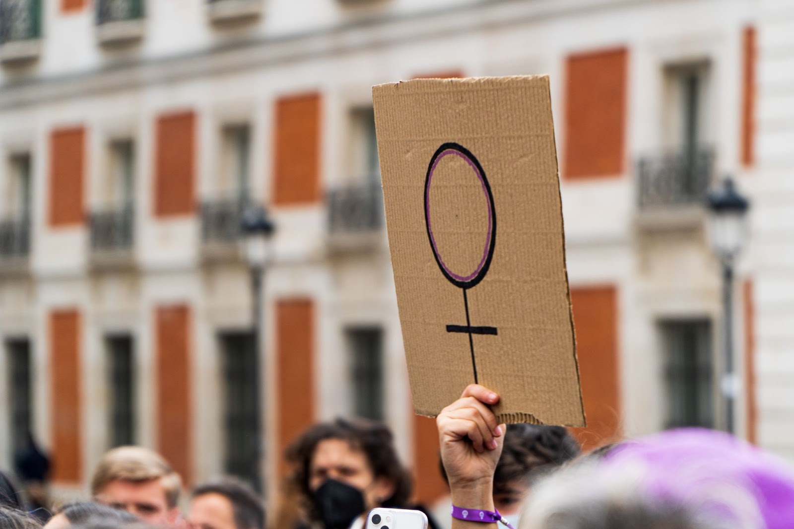 Pancarta con símbolo feminista por el Día de la Mujer.