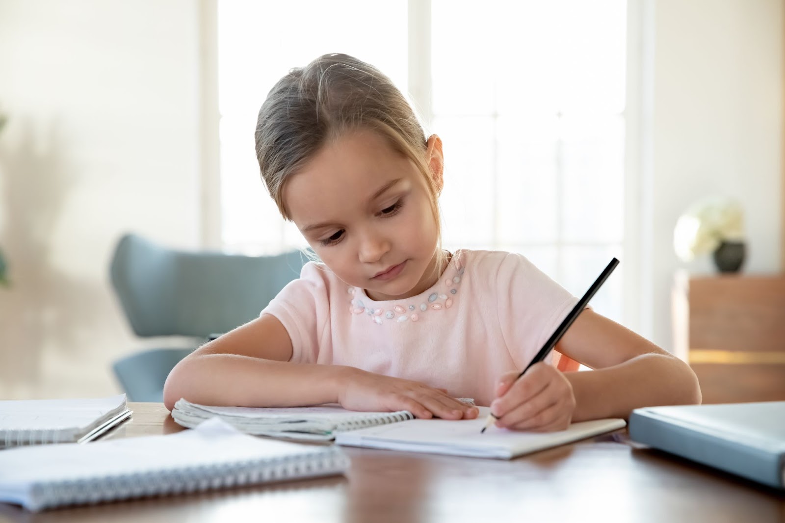 Una niña está haciendo sus deberes motivada para estudiar