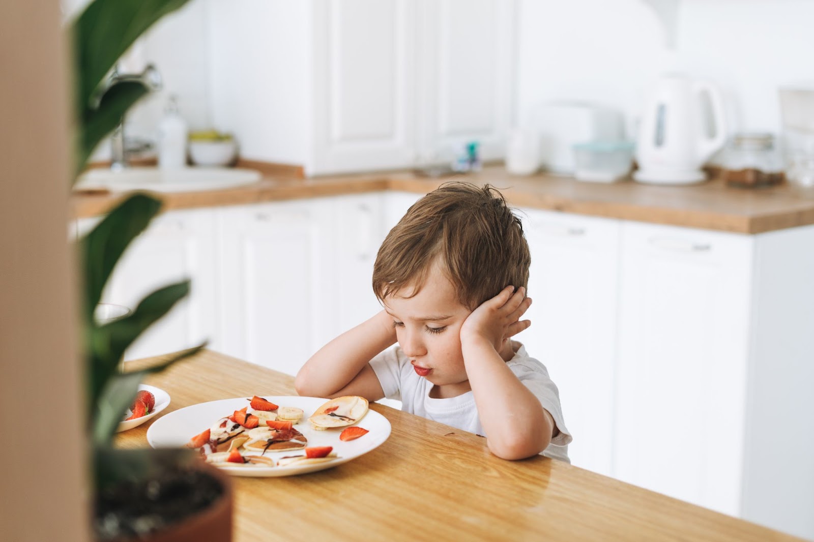 Un niño rechaza comer concepto trastornos alimenticios infantiles